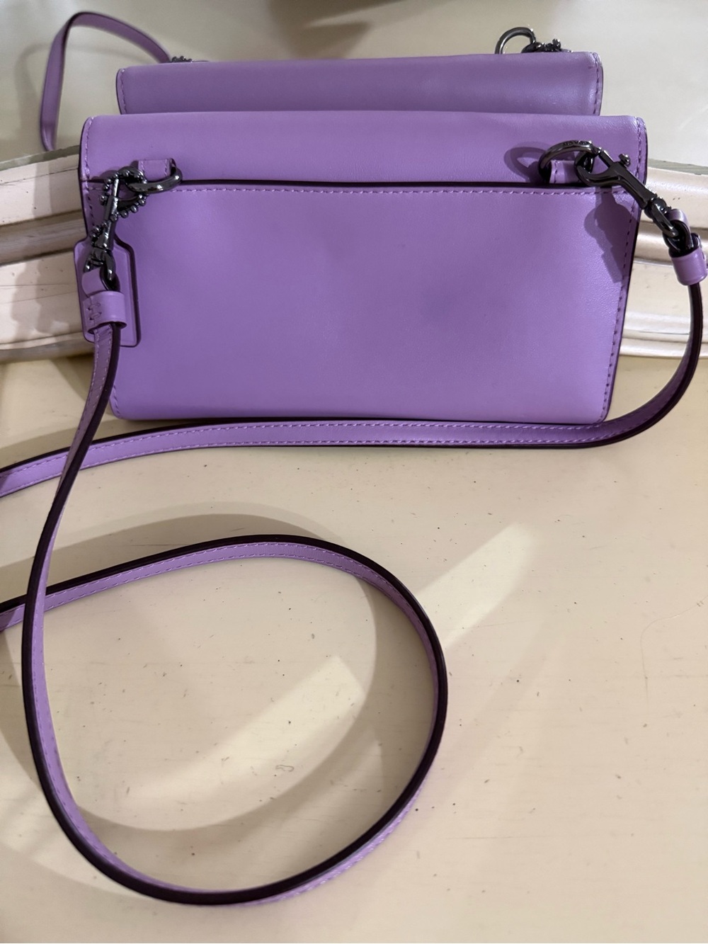 π COACH LAVENDER CROSSBODY WALLET - Picture 3 of 8